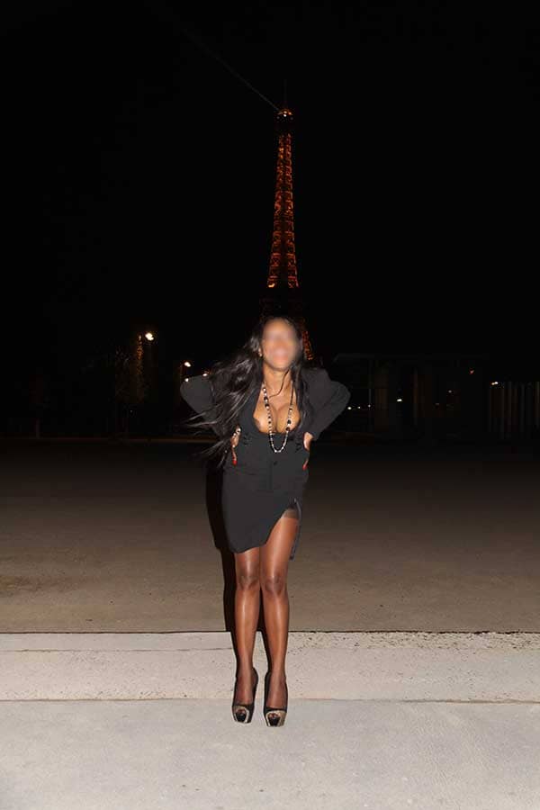 Exhibition sexy de Naomi au pied de la tour Eiffel
