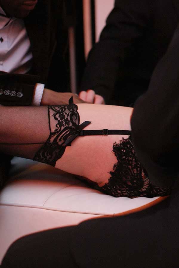 Les mains s’entrelacent, le noir et le blanc