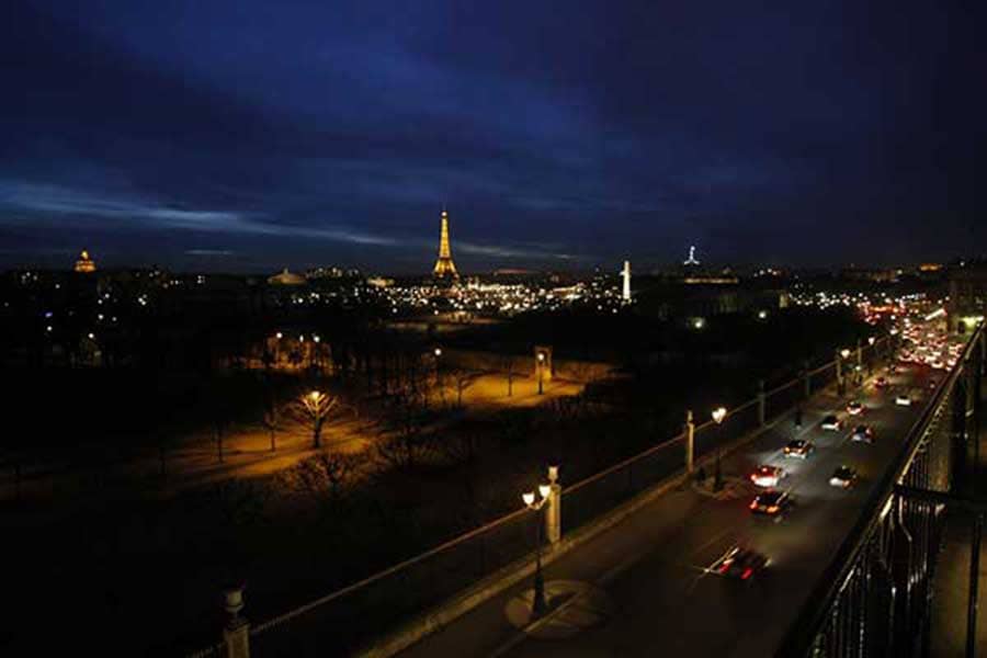 Le soir tombe sur Paris
